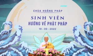 Ni sư Hương Nhũ thuyết giảng tại Khóa tu sinh viên - Chùa Hoằng Pháp