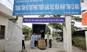 Chùa Thiên Quang tặng quà cho học sinh khuyết tật nhân lễ khai giảng năm học mới