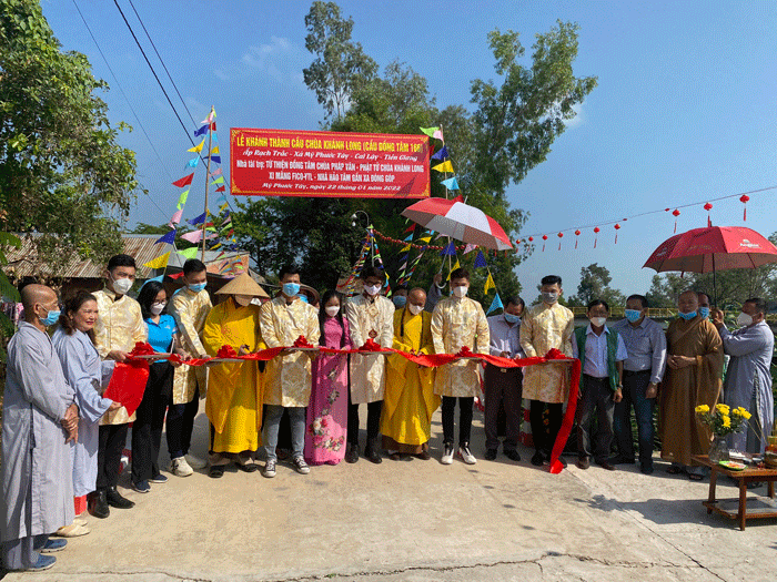 Tiền Giang: Chùa Khánh Long khánh thành cầu nông thôn và tặng quà Tết đến người dân