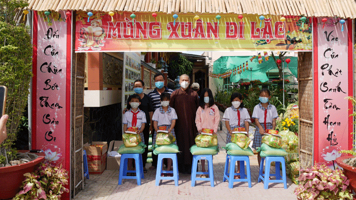 Tiền Giang: Chùa Linh Sơn tặng quà từ thiện nhân ngày lễ Thượng nguyên