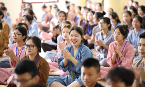 Ni sư Hương Nhũ thuyết giảng Khóa tu mùa hè tại Nghệ An: “Tuổi Teen đáng giá bao nhiêu?”