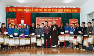 Hà Giang: 300 suất quà được trao đến các gia đình chính sách và hoàn cảnh khó khăn