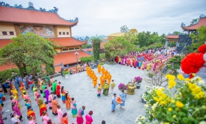 Chùa Ba Vàng dâng vật phẩm hoài niệm sơ Tổ Trúc Lâm Đại Đầu Đà