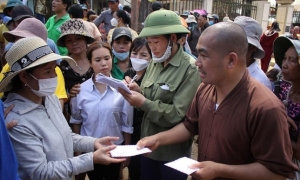 Trao quà đến bà con vùng lũ huyện Kỳ Sơn, Nghệ An