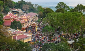 Ni trưởng Thích Nữ Diệu Nghĩa trò chuyện với Phật tử tại Lễ vía Bà Linh Sơn Thánh Mẫu 2023