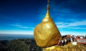 Cận cảnh ngôi chùa ở Myanmar chênh vênh trên mép tảng đá vàng