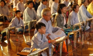 Có nên cho trẻ em nghe kinh, chú, hoặc tham dự khóa tu chung với người lớn?