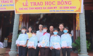 Chùa Phước Nghiêm trao học bổng đến học sinh nghèo vượt khó