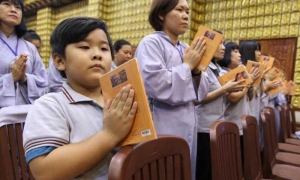 Cho con nhỏ quy gieo duyên với chư Phật