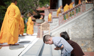 Không nên bắt ép trẻ em đi chùa