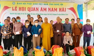 Nghệ An: Trao quà cho bà con bị ảnh hưởng bởi hoàn lưu bão số 4 tại các huyện của miền Trung