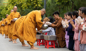 Người giàu và người nghèo cúng dường ai có phước hơn?