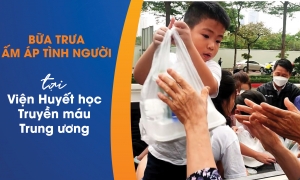 Những bữa trưa ấm tình người tại cổng bệnh viện ở Hà Nội