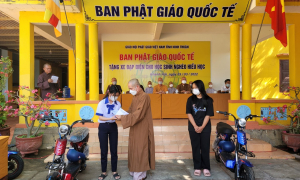 Ninh Thuận: Ban Phật giáo quốc tế tặng xe đạp điện cho học sinh nghèo hiếu học