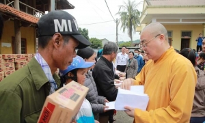 Trung ương Giáo hội thăm, tặng quà cho đồng bào miền núi tại huyện Kỳ Sơn