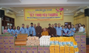 TT-Huế: Chùa Bảo Vân tổ chức chương trình “Tết Trao Yêu Thương” trao tặng quà cho bà con có hoàn cảnh khó khăn