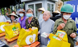 Ban Tổ chức Đại lễ tưởng niệm Đức Thánh Tổ Ni trao 1.000 phần quà tại chùa Thanh Tâm